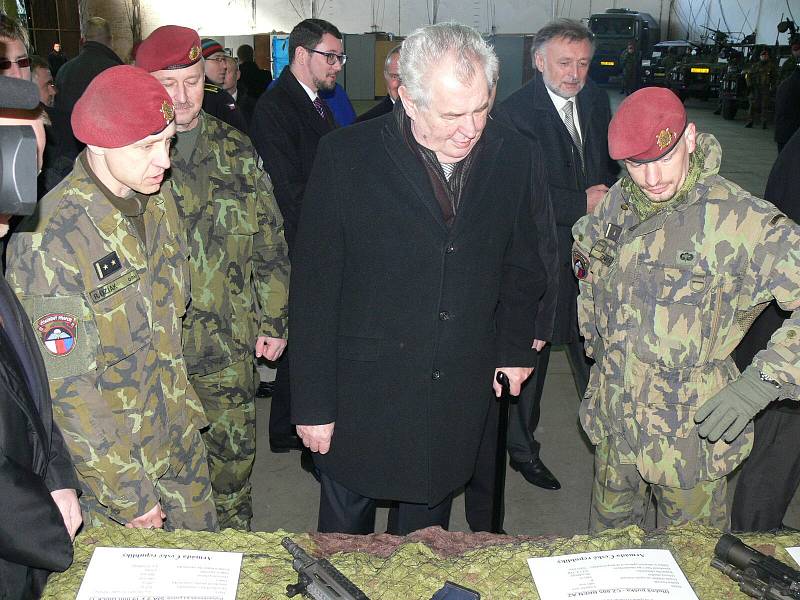 Návštěvu Chrudimi zahájil prezident Miloš Zeman u 43. výsadkového praporu.