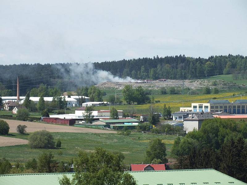 Požár skládky v Srní na Hlinecku 8. května 2011.