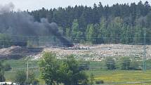 Požár skládky v Srní na Hlinecku 8. května 2011.
