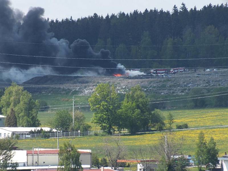 Požár skládky v Srní na Hlinecku 8. května 2011.