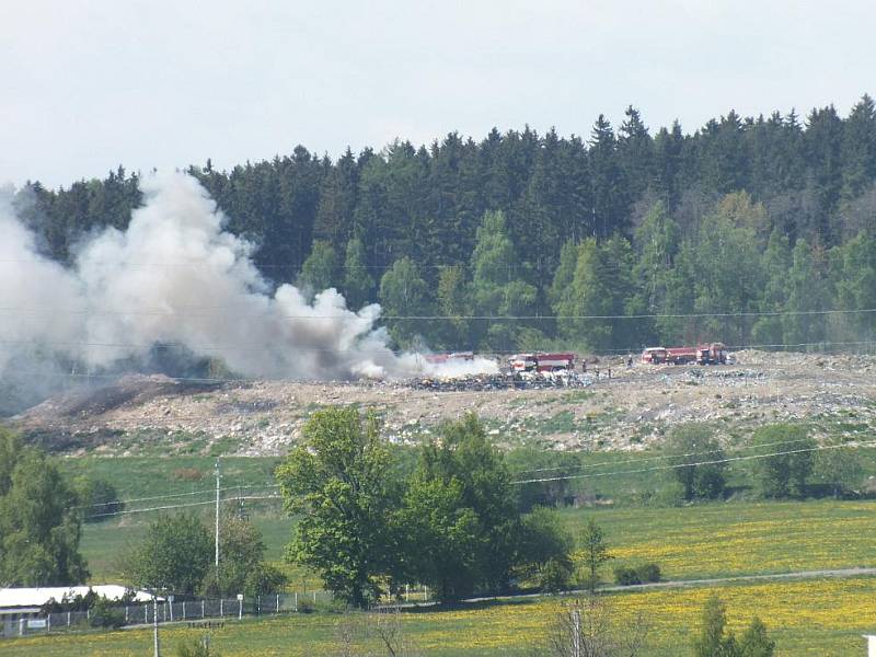 Požár skládky v Srní na Hlinecku 8. května 2011.