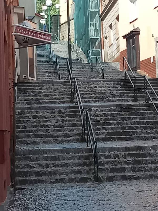 Chrudimské Široké schody byly v pondělí, asi poprvé v historii, skoro sjízdné