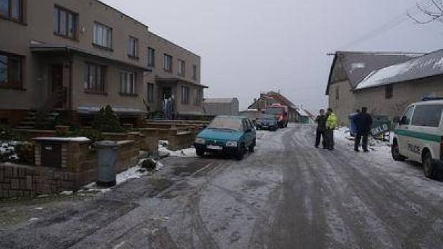 Nezjištěný řidič neznámého vozidla v době od 16. do 17. února patrně při couvání narazil do levého předního blatníku vozidla Škoda Favorit, zaparkovaného před domem v Zahradní ulici v Předhradí.