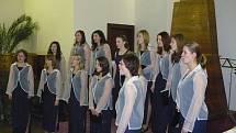 Adventní koncert v podání dívčího pěveckého sboru Kantiléna  a dětského pěveckého sboru Fiori Cantanti v Husově sboru v Chrudimi.
