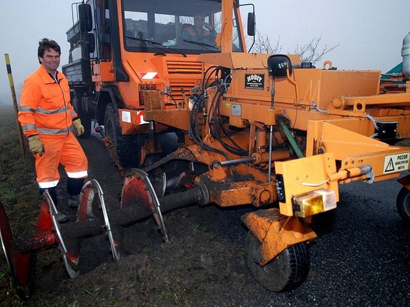 Údržba a příprava silnic na zimní sezonu z cechmistrovství v Třemošnici.