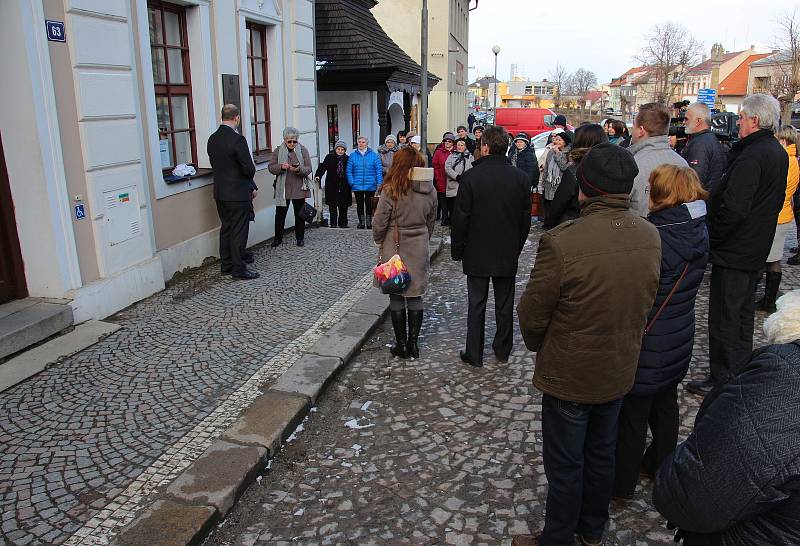 Ze slavnostního odhalení a následné besedy.