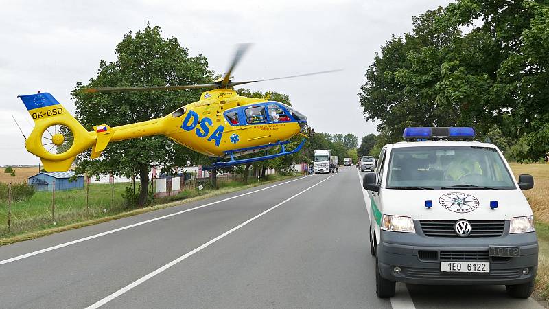 Mezi Chrudimí a Slatiňany u odbočky na Píšťovy se 23.7 odpoledne čelně srazil osobní vůz s traktorem. Vážně zraněného řidiče osobního vozu transportoval do nemocnice vrtulník letecké záchranné služby. 