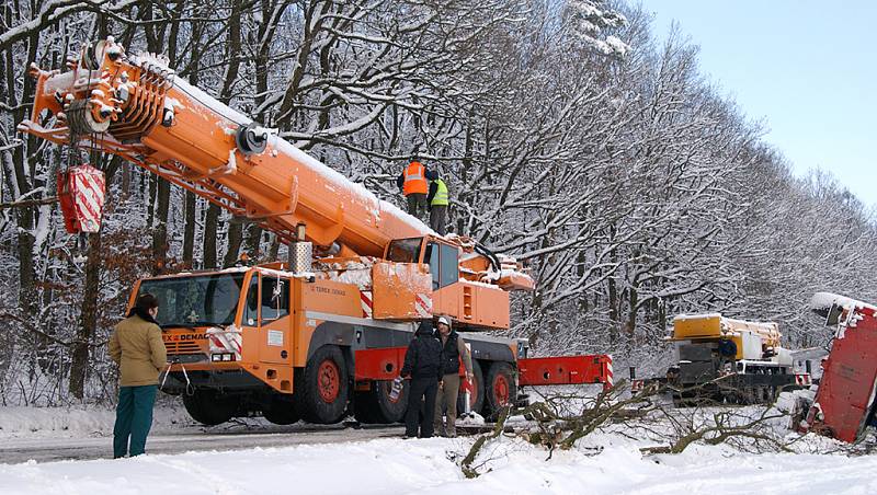 Vyprošťování stounového jeřábu mezi Sečí a Chotěnicemi zabralo hodiny.