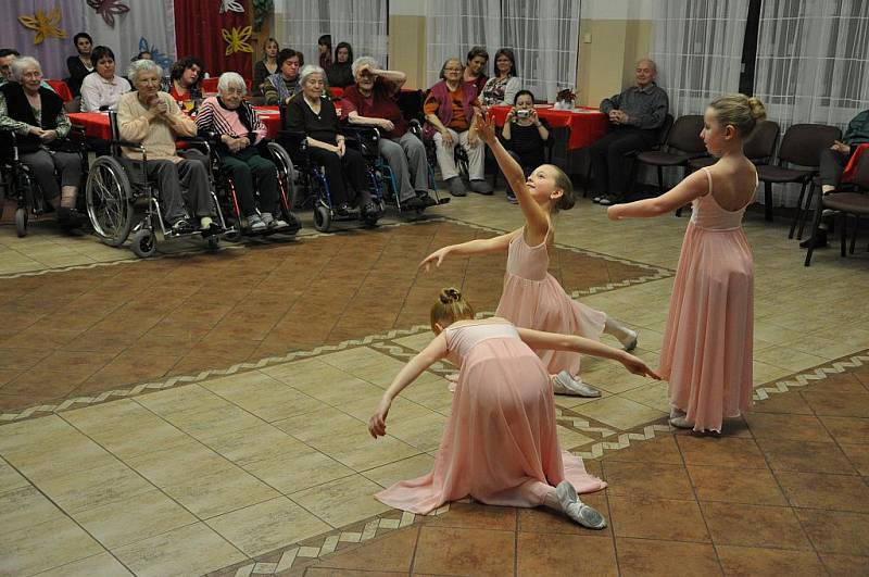 Chrudimské baletky potěšily seniory Na Rozhledně, v Heřmanově Městci a v domově U fontány v Přelouči.