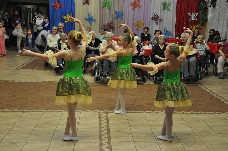 Chrudimské baletky potěšily seniory Na Rozhledně, v Heřmanově Městci a v domově U fontány v Přelouči.