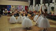 Chrudimské baletky potěšily seniory Na Rozhledně, v Heřmanově Městci a v domově U fontány v Přelouči.