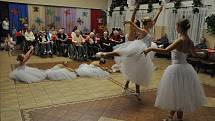 Chrudimské baletky potěšily seniory Na Rozhledně, v Heřmanově Městci a v domově U fontány v Přelouči.