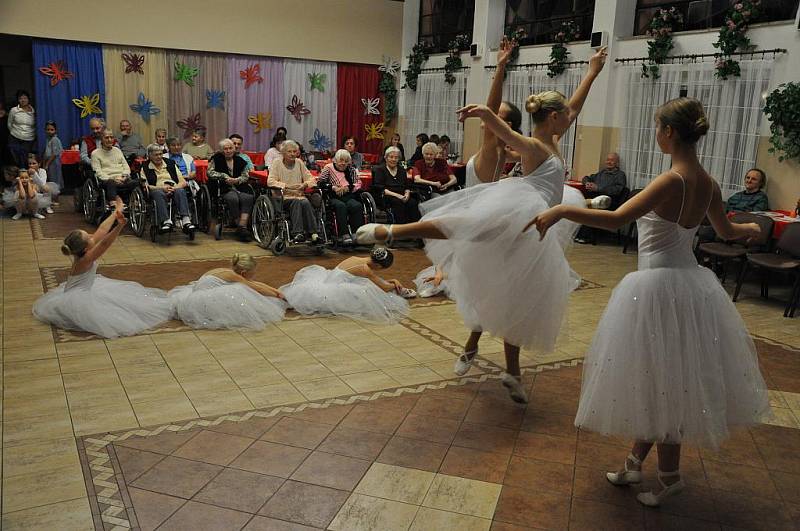 Chrudimské baletky potěšily seniory Na Rozhledně, v Heřmanově Městci a v domově U fontány v Přelouči.