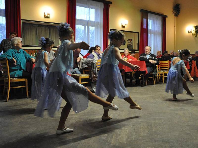 Chrudimské baletky potěšily seniory Na Rozhledně, v Heřmanově Městci a v domově U fontány v Přelouči.