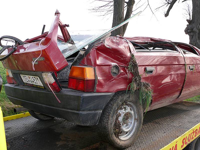 Nehoda favoritu u Heřmanova Městce - vůz skončil na střeše v příkopě, 
