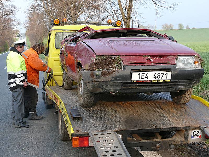 Nehoda favoritu u Heřmanova Městce - vůz skončil na střeše v příkopě, 