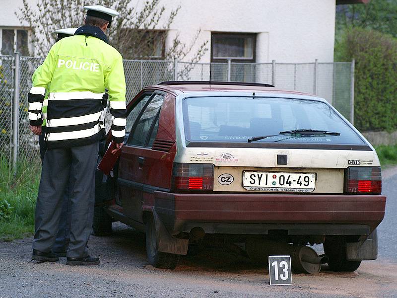 Při dopravní nehodě v obci Doly u Zdislavi narazil řidič se svým vozem do sloupu.