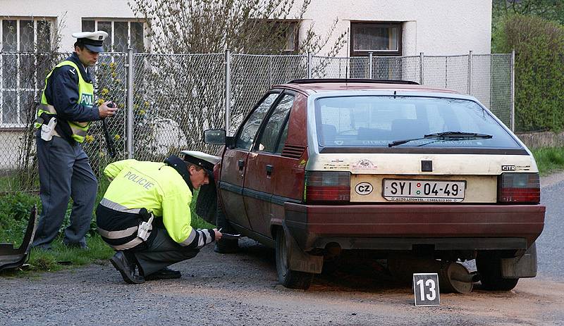 Při dopravní nehodě v obci Doly u Zdislavi narazil řidič se svým vozem do sloupu.