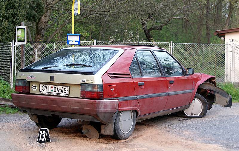 Při dopravní nehodě v obci Doly u Zdislavi narazil řidič se svým vozem do sloupu.