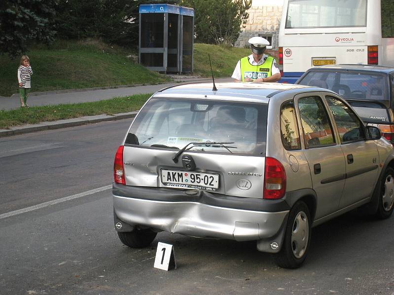 Řetězová srážka čtyř vozů v Hlinsku se naštěstí obešla bez zranění.