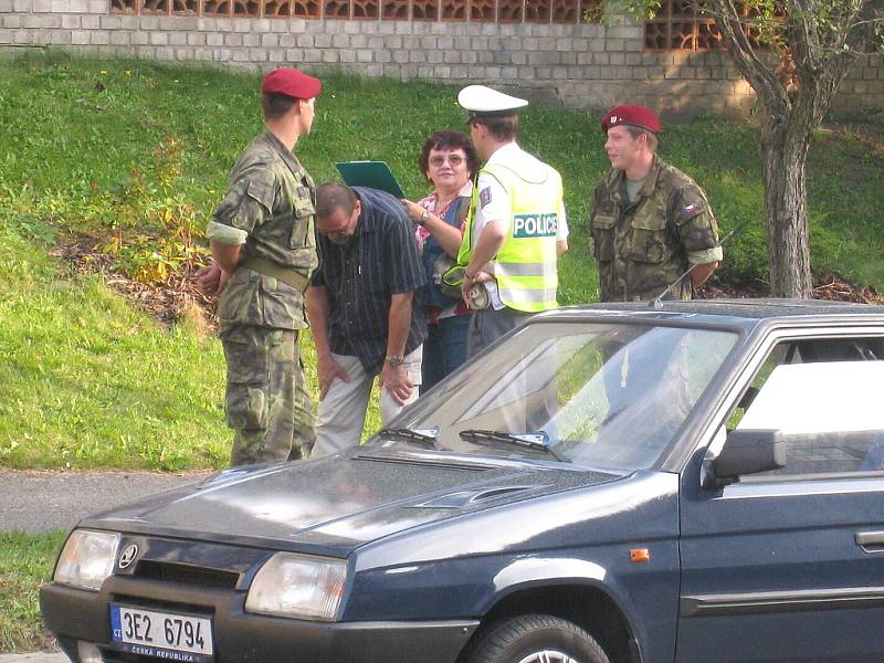 Řetězová srážka čtyř vozů v Hlinsku se naštěstí obešla bez zranění.