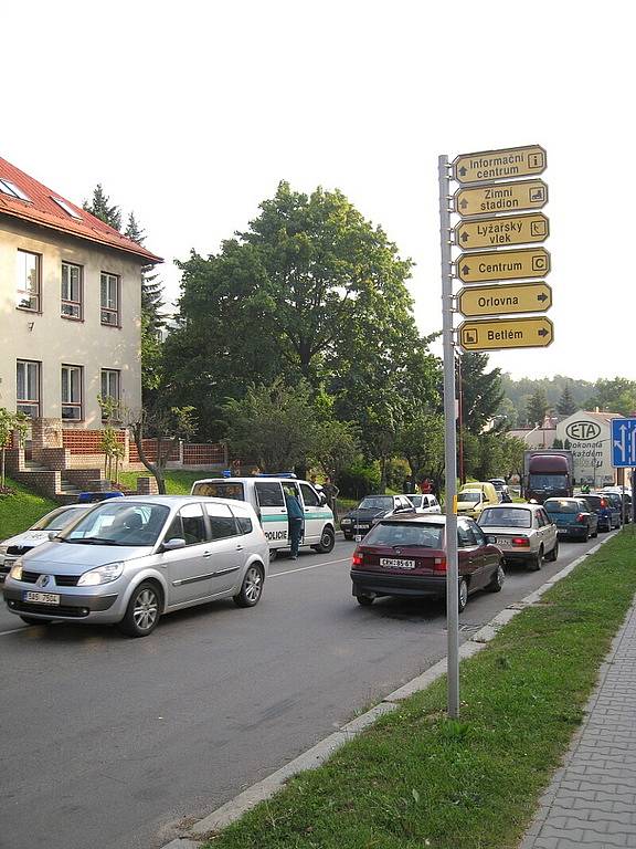 Řetězová srážka čtyř vozů v Hlinsku se naštěstí obešla bez zranění.