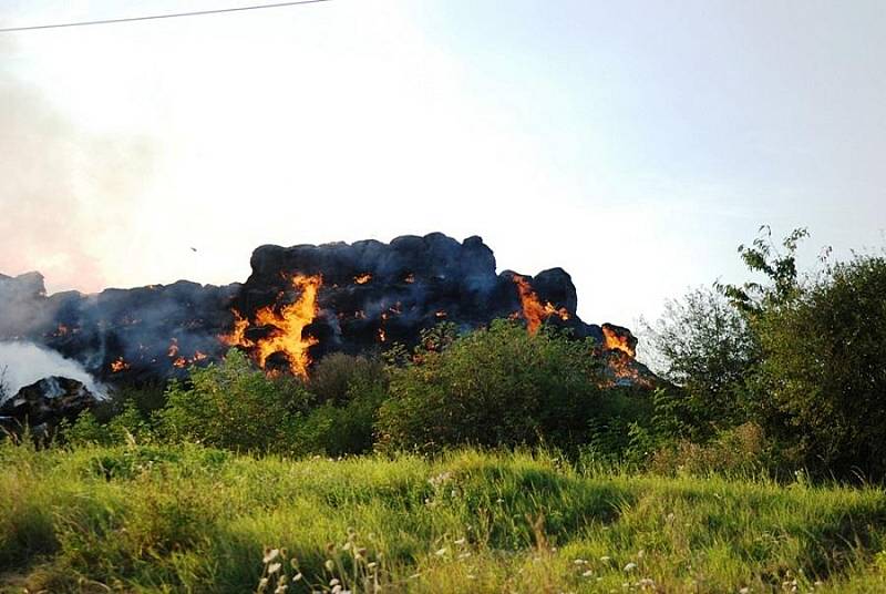 Požár stohu slámy mezi Ronovem nad Doubravou a Žleby