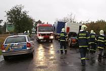 Řidič kamionu v Podhořanech u Ronova byl zraněn, když se pokoušel uhasit hořící pneumatiku.
