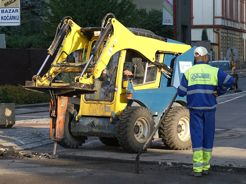 Práce na kruhovém objezdu pokračují, stejně jako uzavírka. Ta bude ukončena ve 20 hodin.