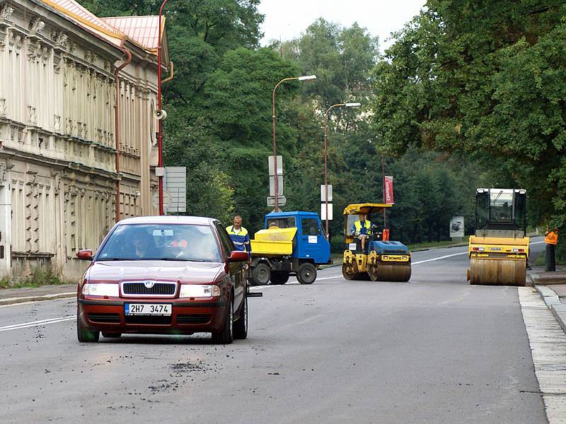 Práce na kruhovém objezdu pokračují, stejně jako uzavírka. Ta bude ukončena ve 20 hodin.