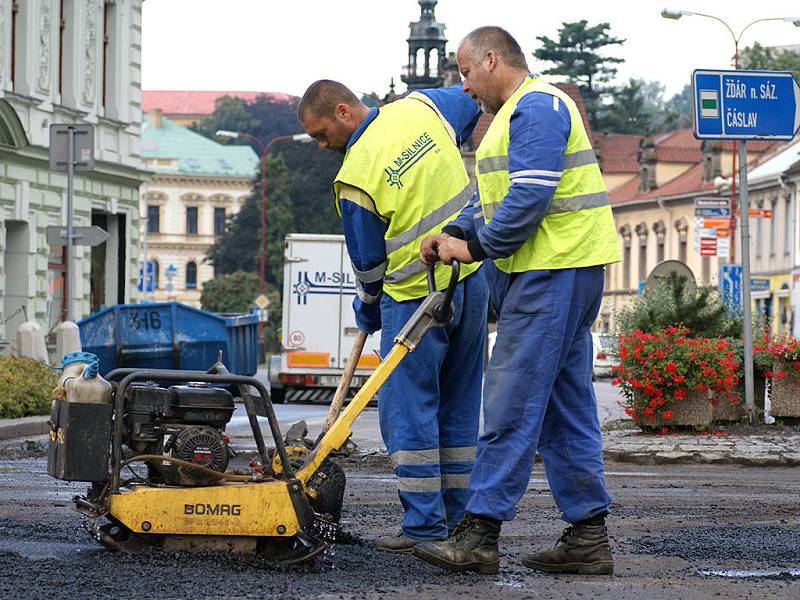 Práce na kruhovém objezdu pokračují, stejně jako uzavírka. Ta bude ukončena ve 20 hodin.