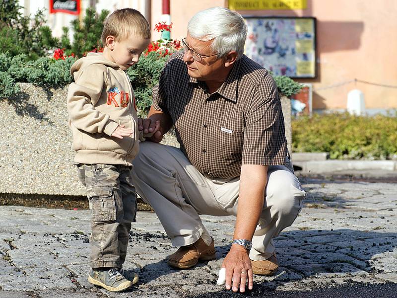 Práce na kruhovém objezdu pokračují, stejně jako uzavírka. Ta bude ukončena ve 20 hodin.