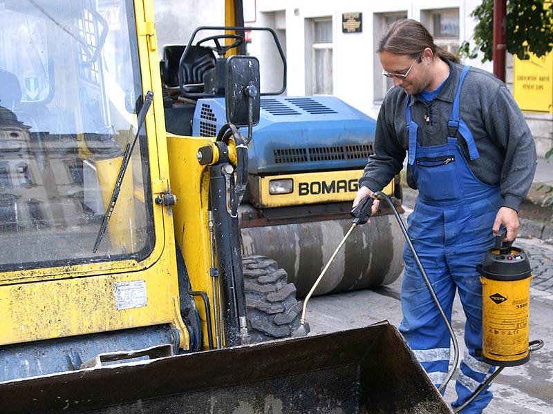 Práce na kruhovém objezdu pokračují, stejně jako uzavírka. Ta bude ukončena ve 20 hodin.