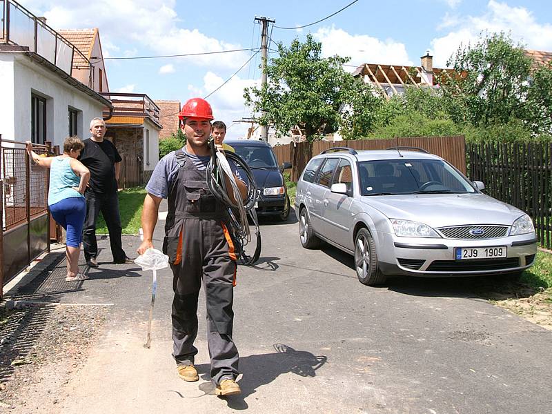 Lidé v obcích na Chrudimsku stále bojují s následky řádění přírodních živlů.