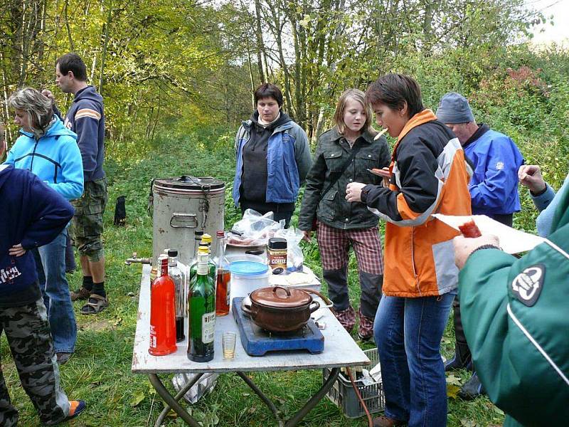 Ronovští vodáci posledním splutím zamkli před zimou řeku Doubravu.