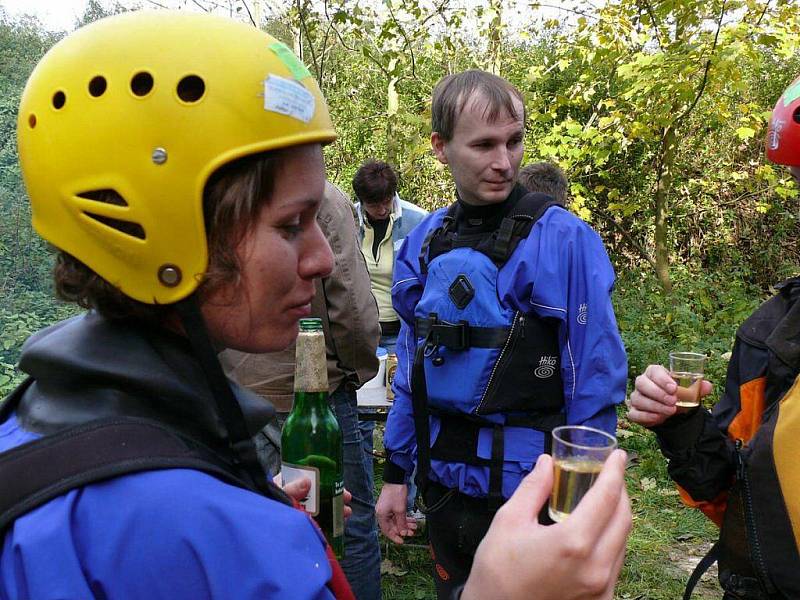 Ronovští vodáci posledním splutím zamkli před zimou řeku Doubravu.