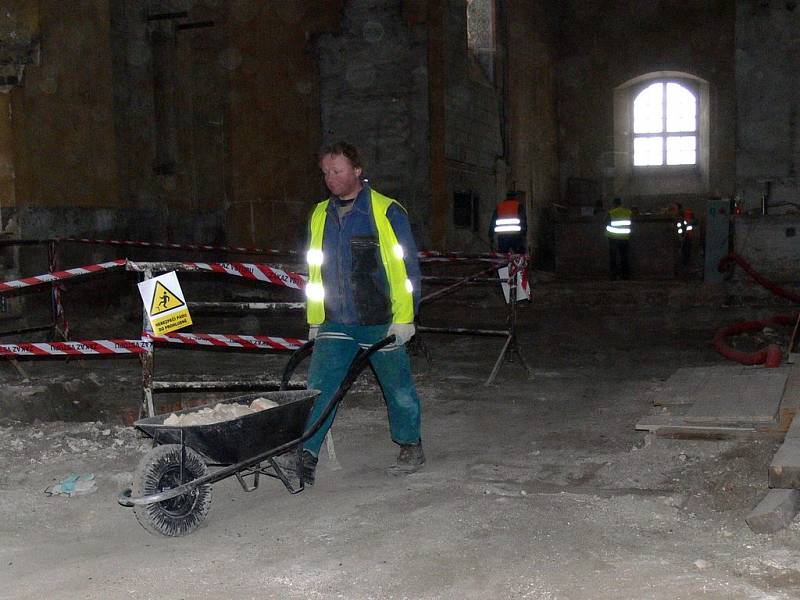 V chrudimském kostele svatého Josefa probíhá rekonstrukce podlah.