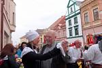 Masopustní obchůzku v Chrudimi obstaral tradičně folklorní soubor Kohoutek.