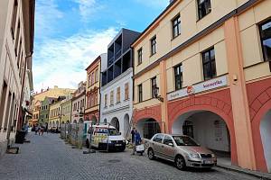 Nová podoba. Půdní vestavba schytala pobouřené reakce od velké části Chrudimáků. Přestavěný dům je rodištěm divadelníka Jana Nepomuka Štěpánka, který dal ulici jméno.