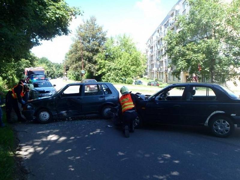 Při střetu dvou automobilů v chrudimské ulici Milady Horákové byla jedna osoba zraněna.