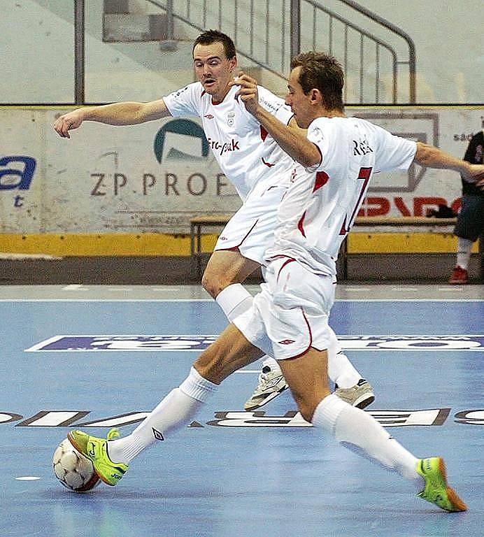 V úvodním kole Jetbull Futsal ligy úřadující mistr Era–Pack Chrudim vykročil rázně za obhajobou titulu, když rozstřílel Tango Brno 8:1. Lukáš Rešetár (na snímku u míče) se na výhře podílel hned dvěma góly,