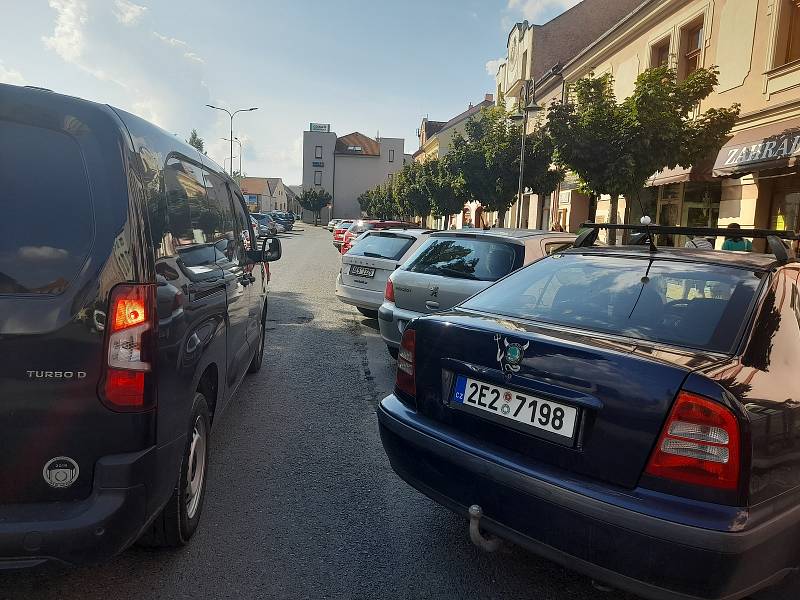 Řidiči čekají na uvolněné místo na parkovišti. Autobusy, pobíhající cestující. Tohle by měl změnit nový dopravní terminál.