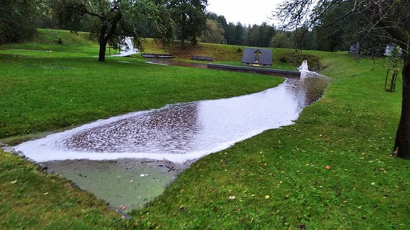 Památník v Ležákách opět zalila voda