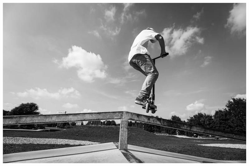 V novém chrudimském skateparku je stále živo. Černobílou hru stínů zachytil fotograf Jan Kočičák Kočí.