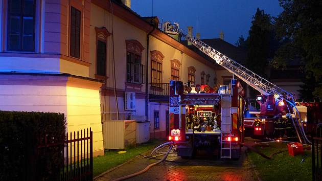 V noci na první září bojovali hasiči s rozsáhlým požárem, který vypukl v Domově pro seniory v Heřmanově Městci. 