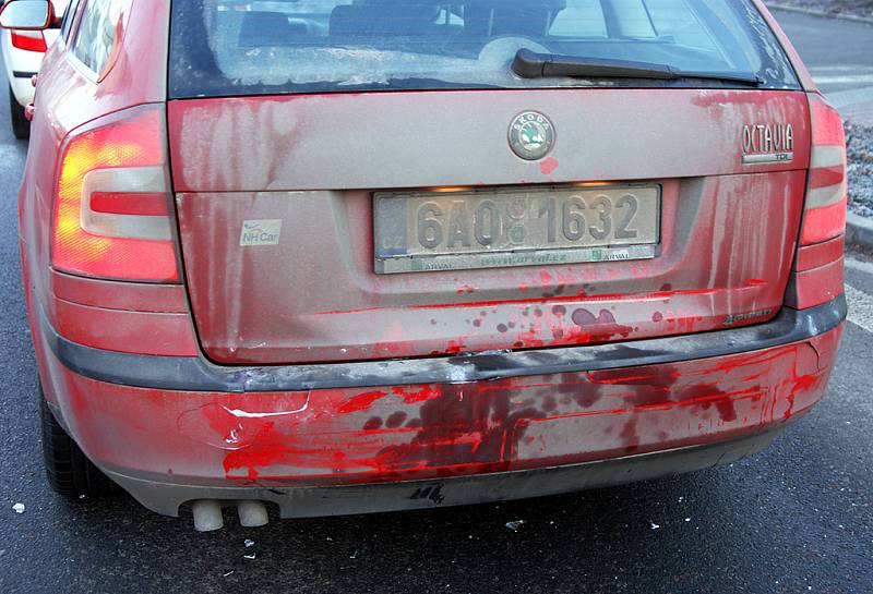 Dopravní nehoda u kruhového objezdu ve Slatiňanech.