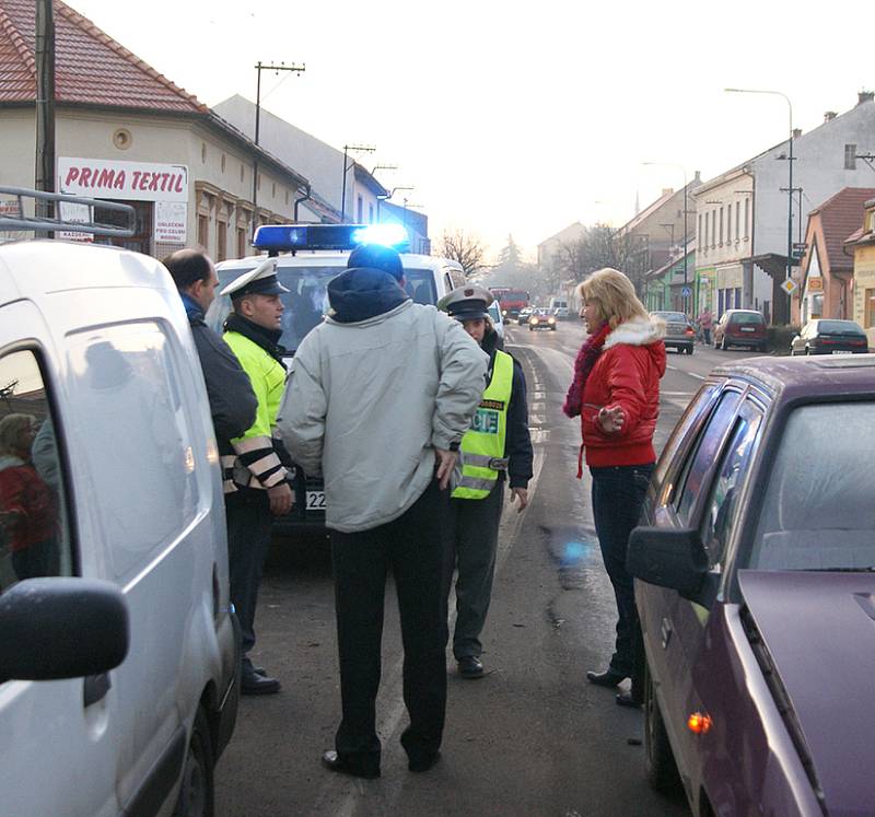 Dopravní nehoda u kruhového objezdu ve Slatiňanech.