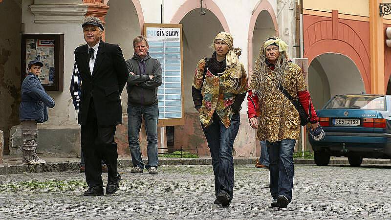 Tržiště s podtitulem Kumštýřů ráj navštívil i herec Martin Štěpánek a stal se komparzistou filmu Chrudimátor