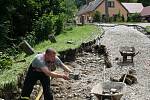 Vylitý a rozbouřený Podolský potok odnesl ve Vápenném Podolu celou silnici, vydlážděnou masivními žulovými kostkami. Místy proud během chvíle vyhloubil až metrové koryto. Vytopil rovněž dva domy.