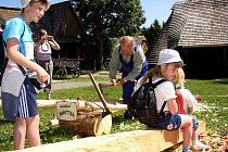 Ve skanzenu na Veselém Kopci představují školákům vybraná řemesla, která byla potřebná při stavbě roubeného domu.